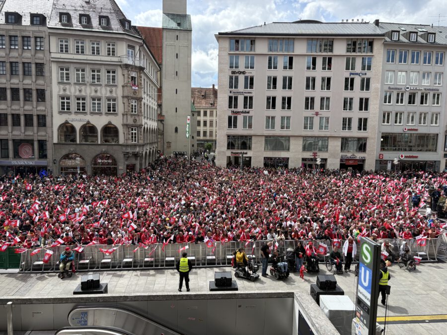 Münchner Marienplatz erstrahlt zum 35. Mal in Rot und Weiß